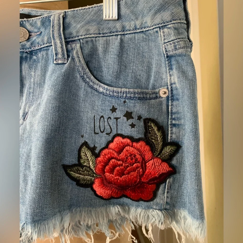 Express distressed Embroidered Jeans Shorts size 6